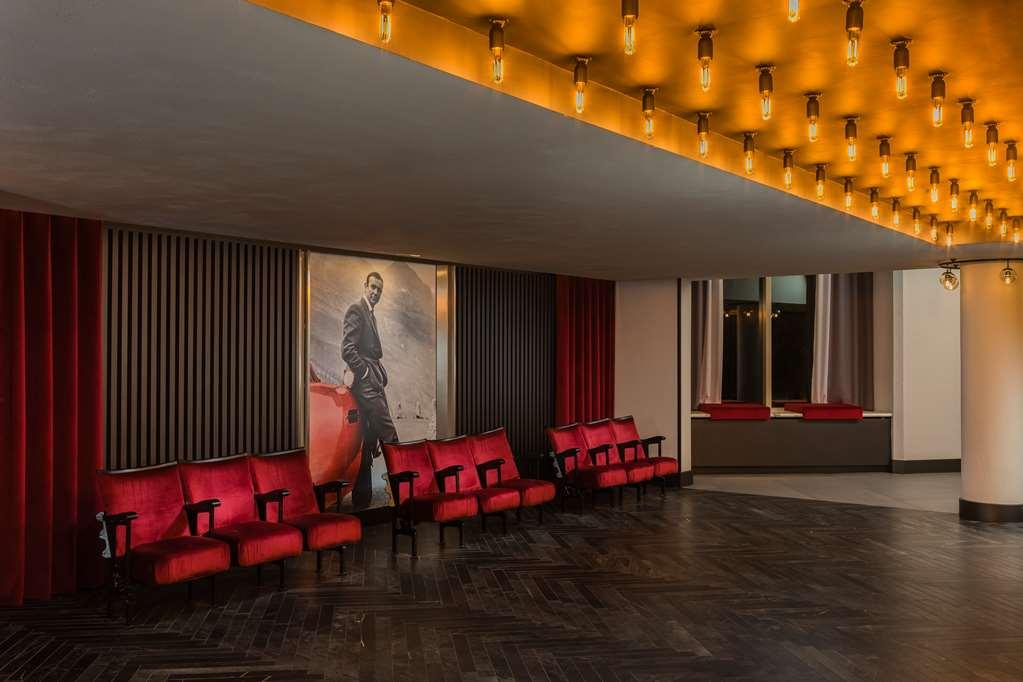 Radisson Red London Heathrow Hotel Interior photo