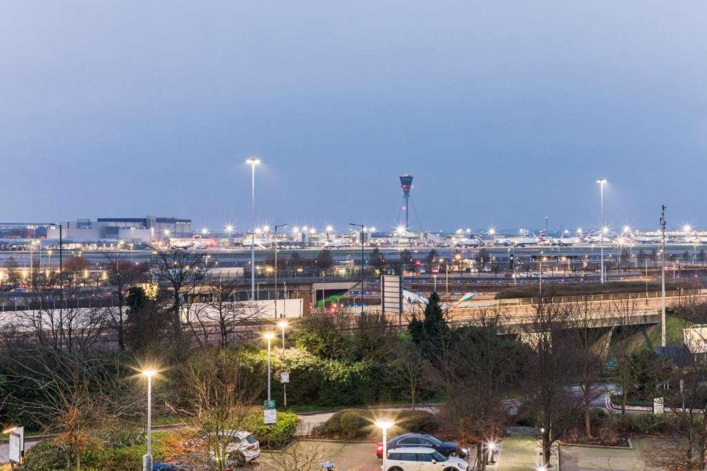 Radisson Red London Heathrow Hotel Room photo