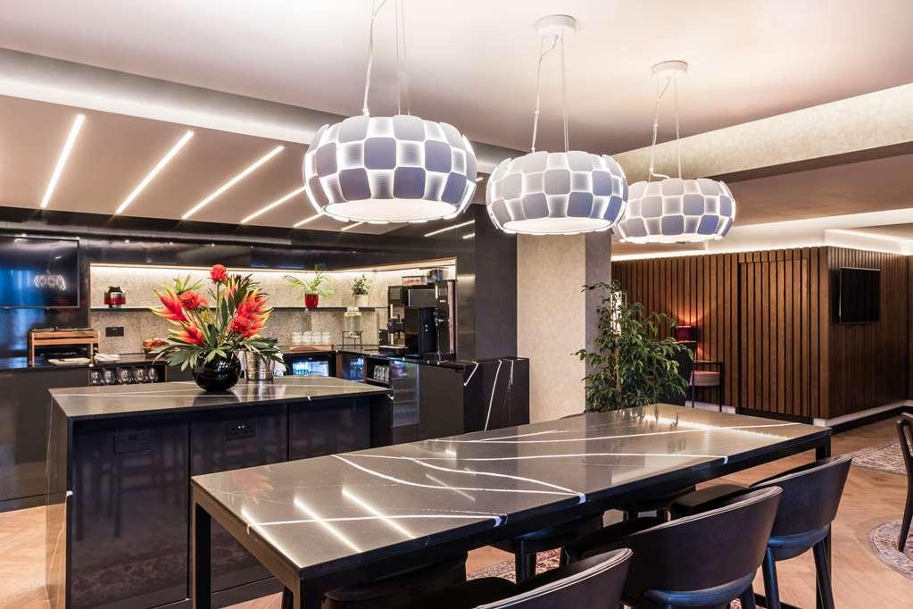 Radisson Red London Heathrow Hotel Restaurant photo