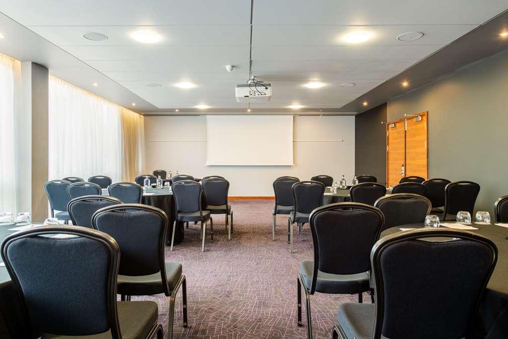 Radisson Red London Heathrow Hotel Facilities photo